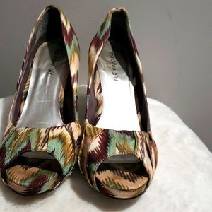 Multi color pumps